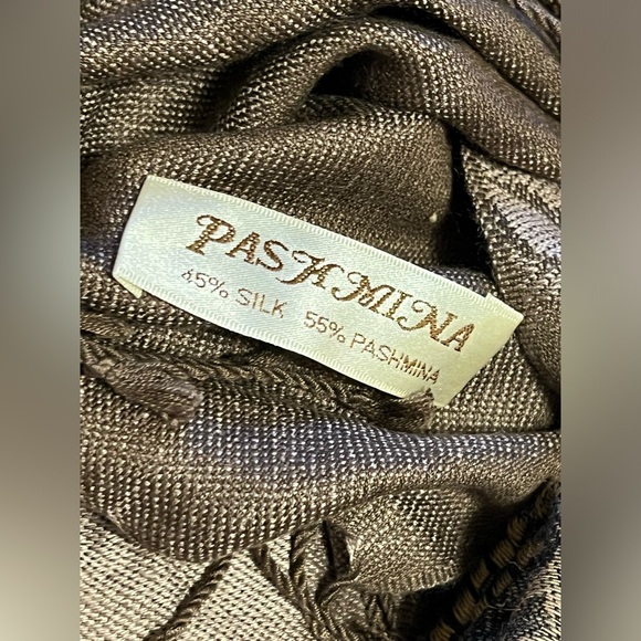 9️⃣Lot of 9 Random Scarves in Varying Colors/Sizes/Brands/Materials/Conditions - Picture 10 of 17